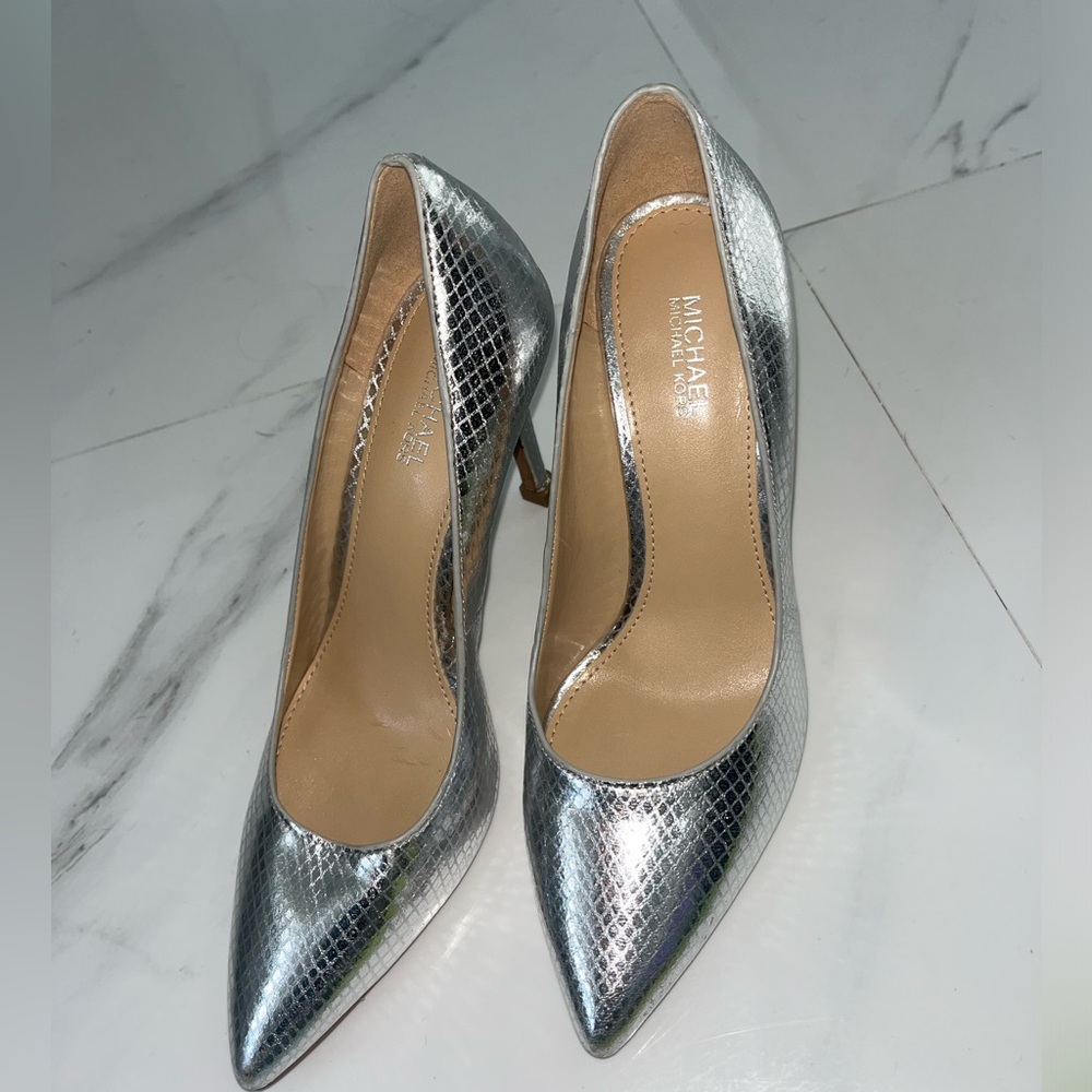 MICHAEL Michael Kors Claire Pump Metallic embossed leather